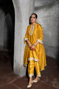 Load image into Gallery viewer, Sehar Honey Scallop Kurta Set
