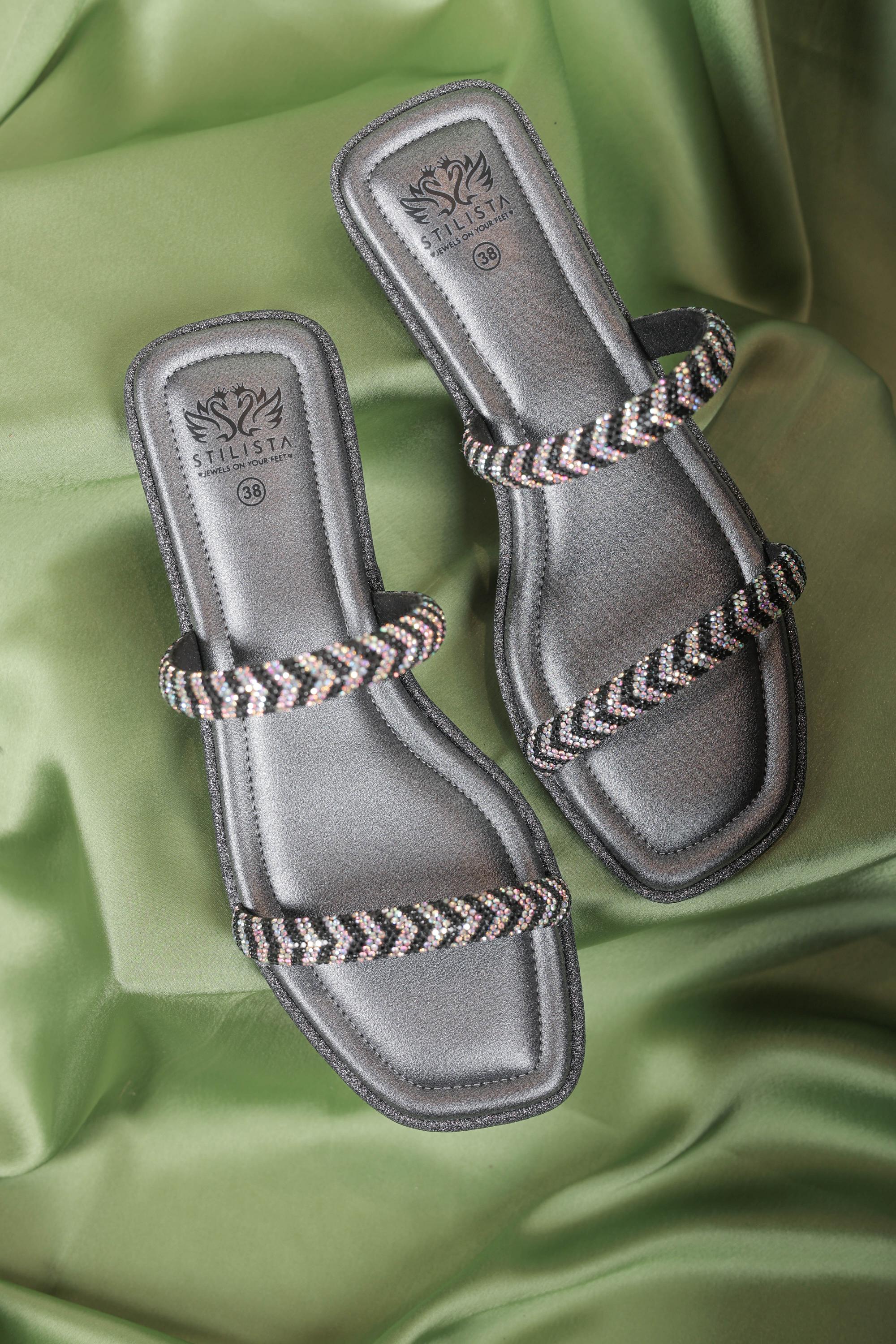 Sequence parallel straps in square toe flat