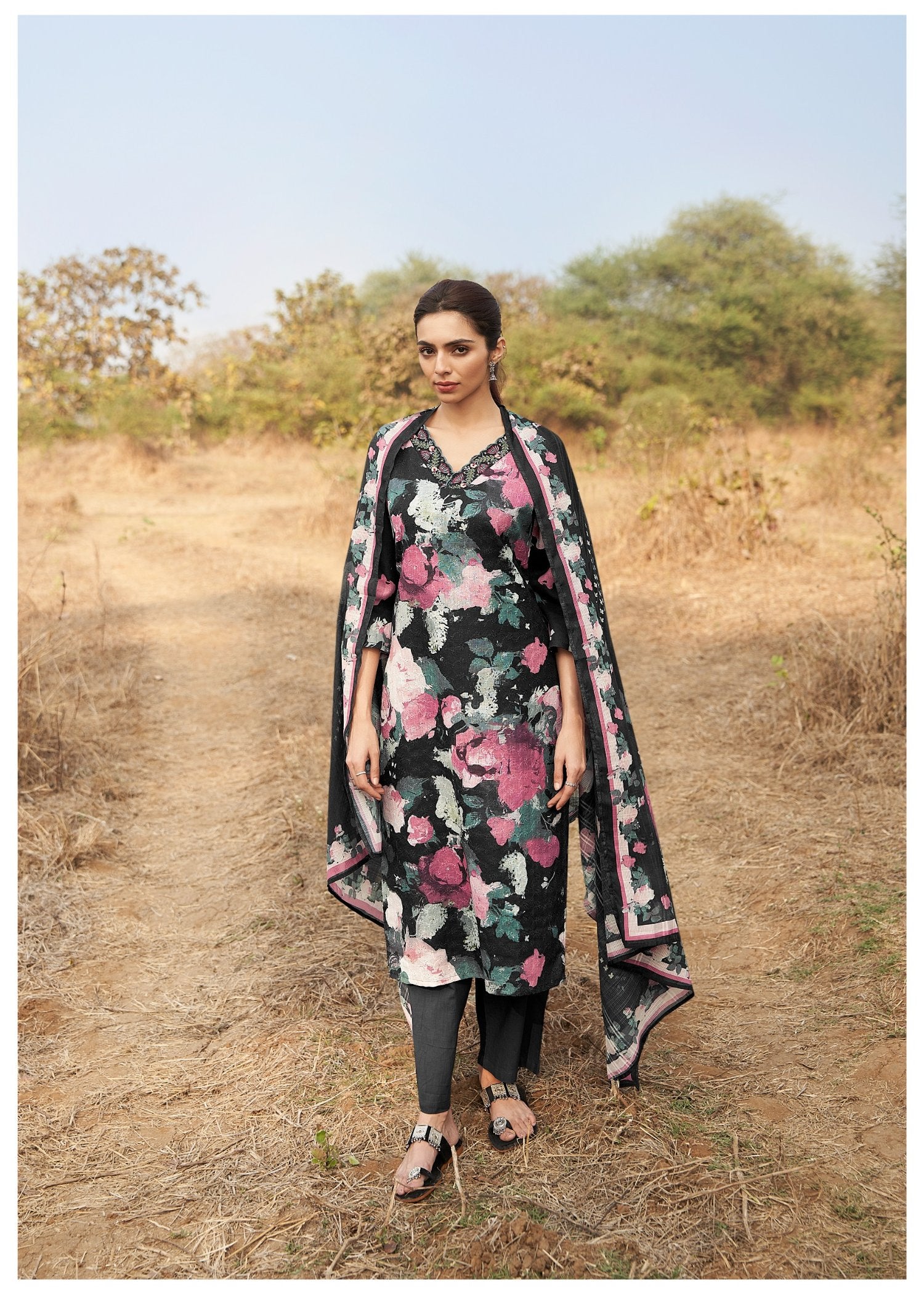 Noir Floral Linen Printed Kurta set with Embroidery