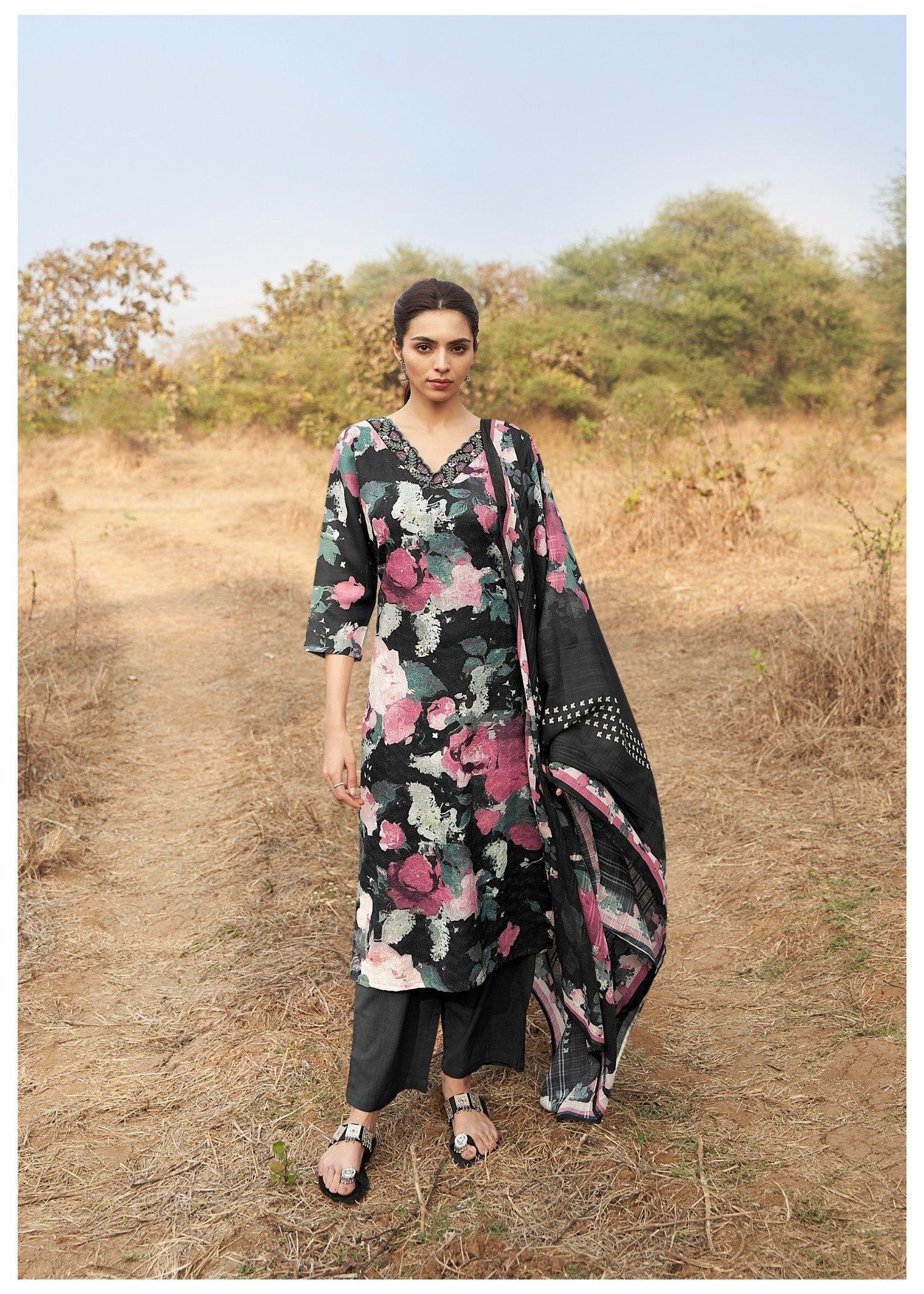 Noir Floral Linen Printed Kurta set with Embroidery